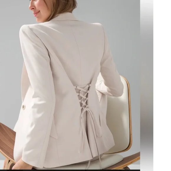 White House Black Market Cream Blazer -missing tie - Picture 2 of 2